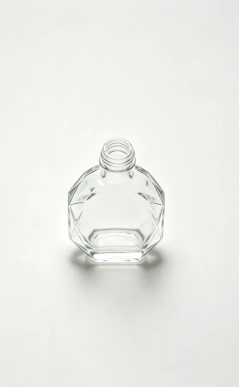 Our 500ml multi-sided diamond cut short empty brandy glass bottle with threaded neck is crafted from premium high-white flint glass. Unique low-profile diamond facet design brings luxurious visual appeal for brandy and craft spirit packaging.