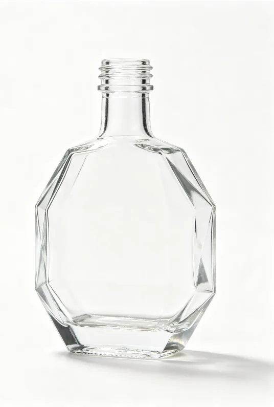 Our 500ml multi-sided diamond cut short empty brandy glass bottle with threaded neck is crafted from premium high-white flint glass. Unique low-profile diamond facet design brings luxurious visual appeal for brandy and craft spirit packaging.