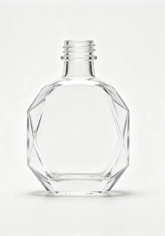 Our 500ml multi-sided diamond cut short empty brandy glass bottle with threaded neck is crafted from premium high-white flint glass. Unique low-profile diamond facet design brings luxurious visual appeal for brandy and craft spirit packaging.